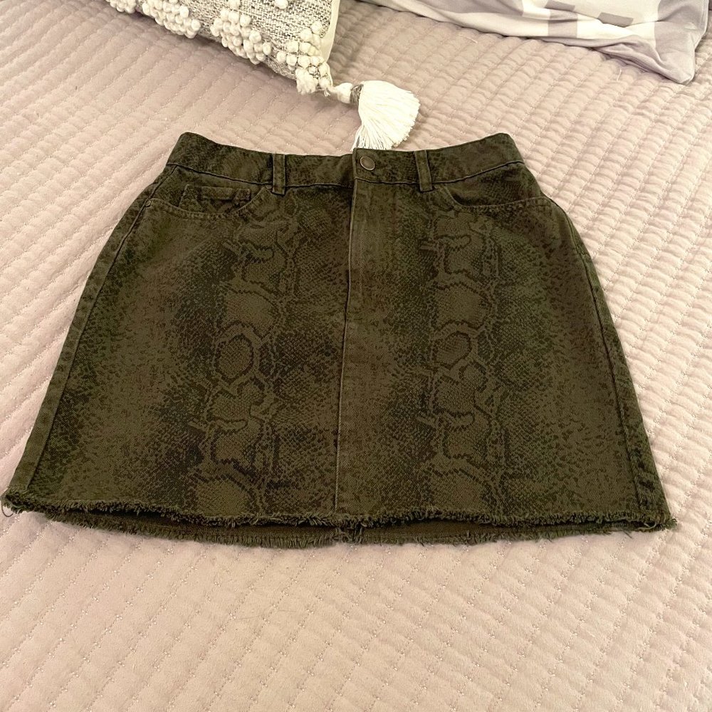 Hollister Women's Ultra High-Rise Green Snake Skin Design Denim Skirt W29